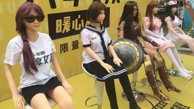 高傲的“單身”還是選擇人體硅膠娃娃？